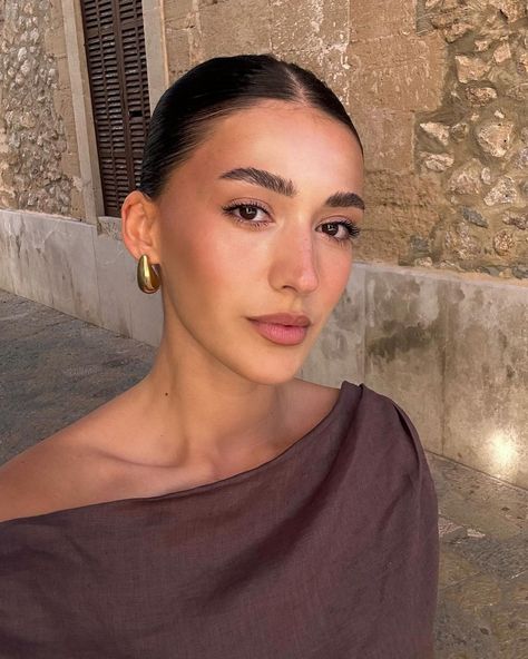 Sherien Boni | Gelato season | Instagram Minimal Makeup Look, Clean Look, Minimal Makeup, Feminine Women, Kiss Makeup, Makeup For Green Eyes, Makati, Makeup Essentials, Girls Makeup