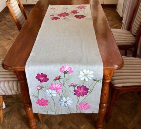 Rustic Table Cloth, Table Runner Diy, Table Cloth Decorations, Hand Painted Table, Painting Burlap, Fabric Painting On Clothes, Fabric Paint Designs, Pola Sulam, Quilted Table Runners