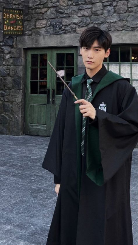 Harry Potter Cosplay Slytherin, Slytherin Fashion Men, Harry Potter Poses Reference, Slytherin Uniform Boys, Slytherin Outfit Men, Slytherin Halloween Costume, Hogwarts Halloween Costume, Hogwarts Costume, Xing Zhao Lin