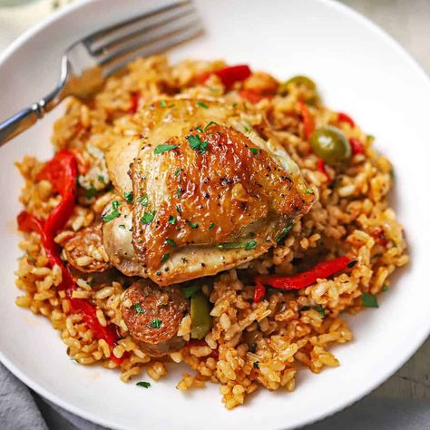 Spanish Chicken and Rice (Arroz con Pollo) Spanish Chicken And Rice, Rice In The Oven, Pork Chops And Rice, Spanish Chicken, Chicken Florentine, Savory Rice, Vegetarian Thanksgiving, Homemade Hamburgers, One Pot Dishes