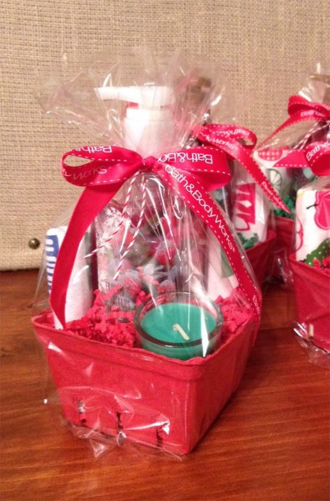 Berry Gift Basket Realtor Handouts, Jingle Baskets, Small Gift Basket Ideas, Mini Gift Baskets, Christmas Snacks Gifts, Christmas Gift Ideas For Coworkers, Diy Christmas Gift Basket Ideas, Homemade Housewarming Gifts, Teacher Christmas Gift Ideas