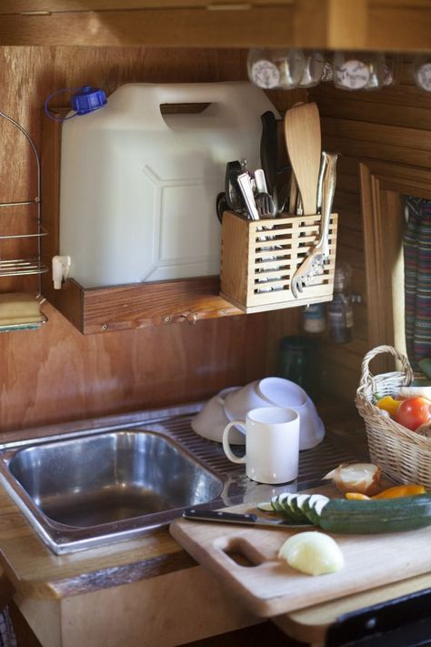 Camper Storage Ideas Travel Trailers, Camper Van Kitchen, Quirky Campers, Camper Kitchen, Camper Organization, Kombi Home, Camper Storage, Small Sink, Campervan Interior