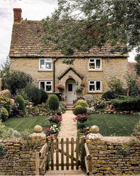 Rosehill Cottage, British Cottage, English Country Cottage, Cottage Aesthetic, Fairytale Cottage, Cottage Exterior, English Cottage Style, Dream Cottage, Cottage Interiors