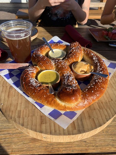 [I Ate] a giant pretzel #food #foods On The Go Food, Giant Pretzel, Kue Macaroon, Go Food, Cream Photos, Food Party, Food Easy, Dessert Pictures, Dinner Wedding