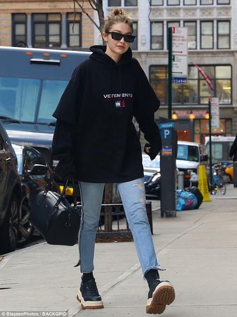 Black Trainers Outfit, Black Hoodie Outfit, Structured Fashion, Gigi Hadid Street Style, Gigi Hadid Looks, Trainers Outfit, Layered Hoodie, Gigi Style, Gigi Hadid Outfits