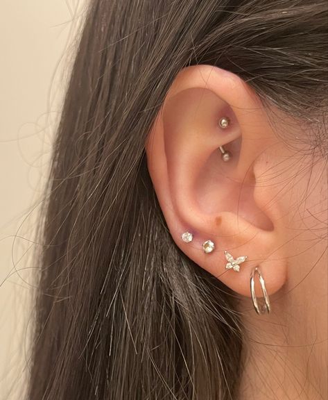 minimalist styled asian ear piercings earrings inspo rook quadruple lobes lower helix, butterfly studs buttery earrings pretty piercings inspiration Asian Piercing, Ear Piercings Earrings, Pretty Piercings, Piercings Earrings, Earrings Pretty, Pretty Ear Piercings, Nose Piercing, Helix, Cute Jewelry