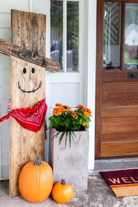 How to Make a Reversible Scarecrow Snowman Display for Your Front Porch | HGTV Diy Halloween Dekoration, Outdoor Fall Decor Ideas, Fall Container Gardens, Fall Containers, Halloween Front Porch, Fall Front Porch, Fall Outdoor Decor, Fall Crafts Diy, Front Porch Decorating