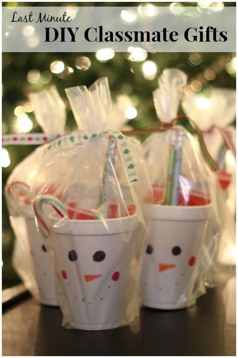 DIY Classmate gifts with Sharpies! Daycare Christmas Gifts For Kids, Last Minute Christmas Gifts Diy, Classroom Christmas Gifts, Snowman Cup, Classmate Gifts, Class Christmas Gifts, Snowman Cups, Christmas Classroom Treats, Diy Christmas Gifts For Kids