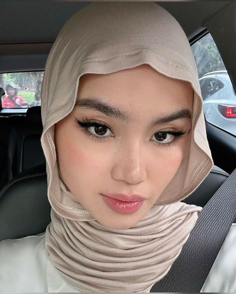 Hijab Makeup, Simple Casual Outfits, Grp Ports, Pre Wedding Poses, Ethereal Makeup, Model Pose, Make Up Inspo, Everyday Fashion Outfits, Soft Makeup