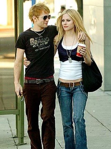 Avril Lavigne and Deryck Whibley 2006 Street Style, Mens Indie Sleaze, Indie Sleaze Men, Earth Outfits, Avril Lavigne Outfits, Deryck Whibley, 2000s Celebrities, Dark Y2k, Avril Lavigne Style