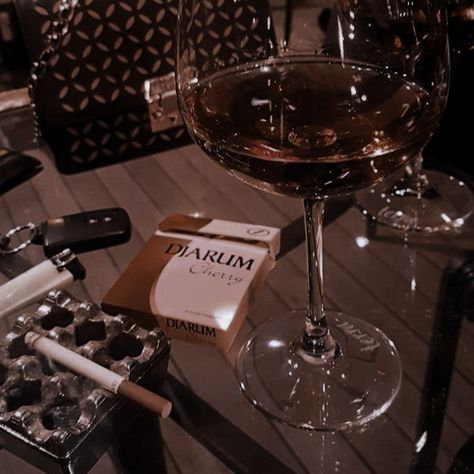 Luxury Wine Aesthetic, Rich Gold Aesthetic, Rose Gold Aesthetic, Spy Girl, Glam Aesthetic, Broken Screen Wallpaper, Boujee Aesthetic, Gold Aesthetic, Dark Feminine Aesthetic