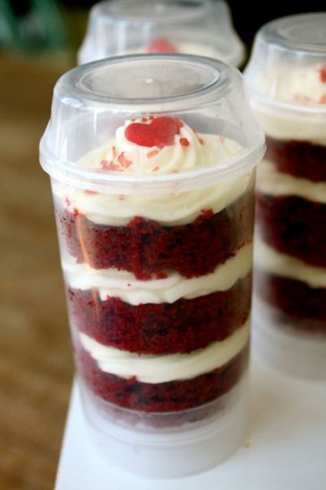 Push Pops Recipes, Push Pop Desserts, Push Cake, Cake Push Pops, Push Up Pops, Mason Jar Desserts, Red Velvet Cake Recipe, Velvet Cake Recipes, Bake Goods