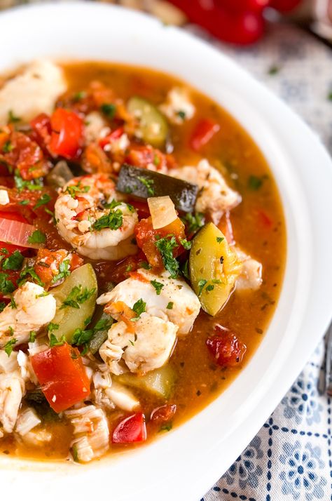 Fish Stew Mediterranean, Healthy Fish Stew, Mediterranean Seafood Stew, Mediterranean Fish Soup, Mediterranean Fish Dishes, Fish And Veggie Recipes, Easy Pescatarian Recipes, Mediterranean Fish Recipes, Meditterean Diet