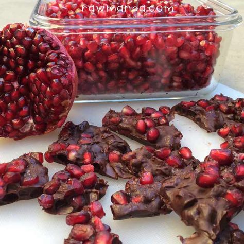 Homemade Pomegranate Chocolate Bark Recipe {raw, vegan} Pomegranate Chocolate, Recipes Pakistani, Homemade Chocolate Bark, Gluten Free Christmas Desserts, Plating Food, Presentation Food, Best Gluten Free Desserts, Chocolate Bark Recipe, Pomegranate Recipes