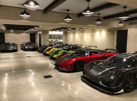 Big Garage, Luxury Car Garage, Rich Cars, Dream Car Garage, Luxury Garage, Car Showroom, Super Luxury Cars, Best Luxury Cars, Garage Design