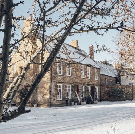 Josie Fashion Mumblr House, Old House Our Home Josie, Josie Cotswolds, Snow In The Night, Country House Christmas, English Cottage Farmhouse, Cotswolds House, Snow Cottage, Old English Manor