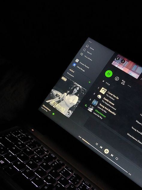 Night Snap Laptop, Laptop Music Snap, Spotify Wallpaper Laptop, Fake Spotify Snap, Spotify On Laptop Aesthetic, Laptop Spotify Aesthetic, Laptop Music Aesthetic, Laptop Song Snap, Laptop Story Instagram