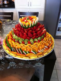 Love this Fruit display Fruit Buffet, Deco Fruit, Fruit Centerpieces, Fruit Creations, Sandwich Bar, Decorações Com Comidas, Fruit Displays, Fruit Display, Fruit Arrangements