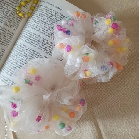 Net Scrunchies, Scrunchies With Beads, Scrunchies Design, Diy Baby Bows Headbands, Scrunchies Crochet, Hair Accessories Diy Headband, Diy Baby Bows, Pola Macrame, Handmade Journals Diy