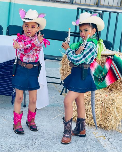 Orejas de ratón! Cola de ratón, vaqueras Western Party Outfit, Cotton Eyed Joe, Farm Animals Birthday Party, Farm Animal Birthday, Rodeo Cowgirl, Western Parties, Rodeo Outfits, Animal Birthday Party, Estilo Country