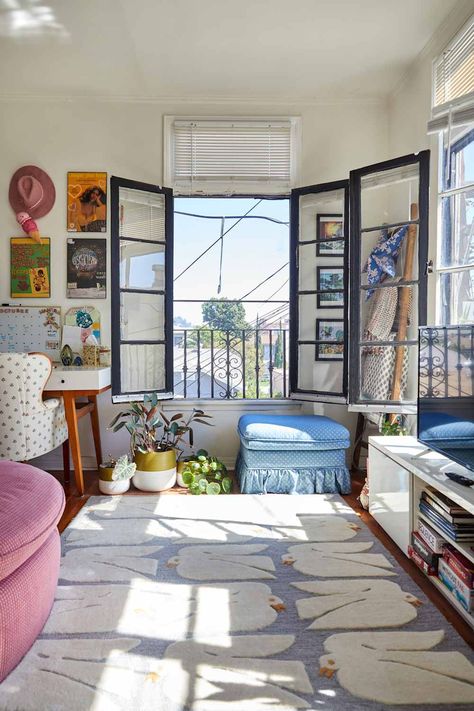 White living space with open windows La Studio Apartment, Maximalist House, Cozy Studio Apartment, Vintage Stores, Swap Meet, Gorgeous Houses, Colorful Home, White Living, Indian Culture