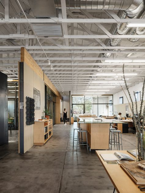 Creative Space Interior Design, Industrial Workspace Design, Architecture Studio Design Office, Warehouse Studio Workspaces, Office Building Renovation, Creative Workshop Space, Workshop Studio Design, Artist Studio Architecture, Construction Office Interior Design