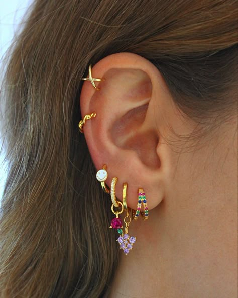 Colorful Earring Stack, Minimalist Ear Piercings, Xoxo Jewelry, Beachy Jewelry, Preppy Jewelry, Jewelry Accessories Ideas, Body Jewelry Piercing, Dope Jewelry, Jewelry Essentials