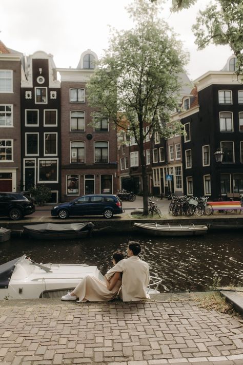 A couple in Amsterdam by the canal captured by Amsterdam photographer. Couple In Amsterdam, Amsterdam Aesthetic Couple, Amsterdam Street Photography, Amsterdam Engagement Photos, Amsterdam Couple Photos, Couple Visionboard, Couple Amsterdam, Amsterdam Elopement, Amsterdam Proposal