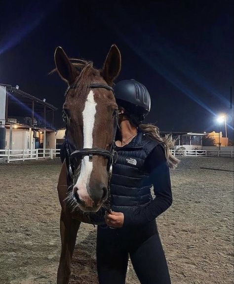 Horseback Riding Outfit Winter, Horse Girl Aesthetic, Riding Aesthetic, Aesthetic Horse, Horse Riding Aesthetic, Horseback Riding Outfits, Horse Riding Outfit, Girl Horse, Equestrian Aesthetic