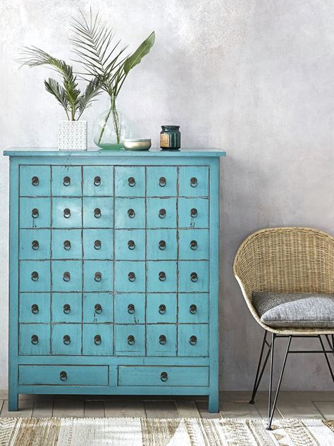 La tentation de la déco turquoise - Joli Place Blue Turquoise, Antique Dresser, Garage, Turquoise, India, Furniture, Blue, Home Decor, Design