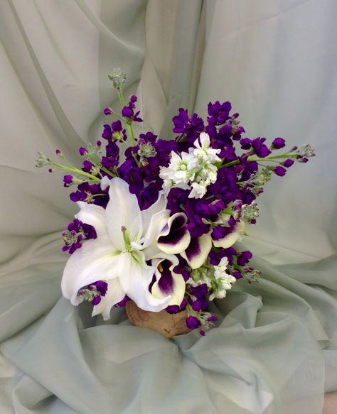 Lily And Lavender Bouquet, Purple Lily Bouquet, Wedding Bouquets Bride Purple, Stargazer Lily Bouquet, Purple Bride Bouquet, Purple Black Wedding, Lily Of The Valley Bouquet, Snow Pics, Lily Bridal Bouquet