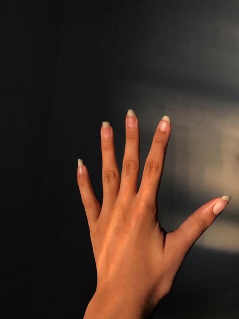 Mão aesthetic Hand Reference Dark Skin, Black Hand Claims For Dr, Pretty Hands Brown Skin, Black Hand Claims, Hand Claims For Dr Tan, Nice Hands Women, Perfect Hands Aesthetic, Hand Claims For Dr, Black Hand Model