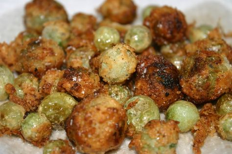 Fried green tomato bites, I was just looking for a recipe to use all my unripened tomatoes! Yay Fried Green Cherry Tomatoes Recipe, Green Cherry Tomatoes, Fried Green Tomatoes Recipe Easy, Baked Green Tomatoes, Grow Cherry Tomatoes, Tomato Bites, Growing Cherry Tomatoes, Fried Green Tomatoes Recipe, Deep Fried Recipes