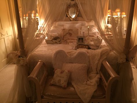 Coqqette Bedroom, Room Ideas Canopy Bed, Angel Core Room, Angelic Bedroom, Angelcore Bedroom, Angelic Room, Dreamy Bedrooms Aesthetic, Romantic Vintage Bedroom, Romantic Vintage Bedroom Ideas