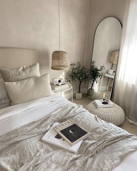 Neutral Color Room Bedrooms, Minimalistic Cozy Bedroom, Cozy Bedroom White Walls, Limewash Bauwerk, Minimalist Bedroom Small Cozy, Bungalow Aesthetic, Greige Bedroom Ideas, Small Minimalist Bedroom, Cozy Minimalist Bedroom