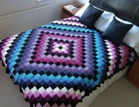 Around the World Crochet Quilt - Free Pattern | #PeopleLikeThis | Bloglovin’ Different Crochet Stitches, Crochet Bedspread Pattern, Crochet Bedspread, Crochet Blocks, Crochet Quilt, Manta Crochet, Granny Square Blanket, Baby Blanket Pattern, Blanket Designs