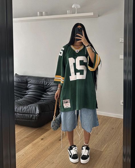 Fashion Inspo Outfits Oversized, Women In Baggy Clothes, Sporty Streetwear Outfits, Women In Jersey, Cute Urban Outfits, Baggy Jersey Outfit Women, Baggy Clothes Summer Outfit, Streetwear Fashion Jersey, Jeans And Jersey Outfits