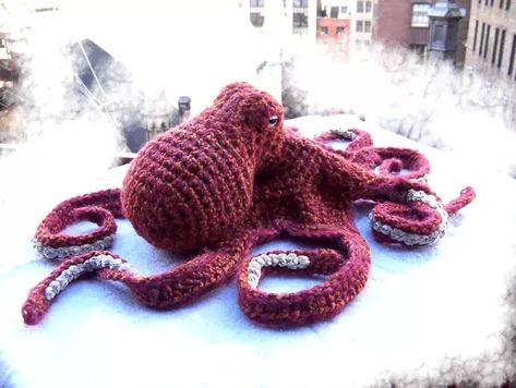 Octopus Crochet Pattern Free, Realistic Crochet, Octopus Amigurumi, Preemie Crochet, Crochet Stone, Octopus Crochet Pattern, Crocheted Jellyfish, Crochet Mask, Confection Au Crochet