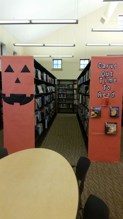 Middle School Libraries, Fall Bulletin Boards, Cap Display, Apartment Decorating On A Budget, Youth Services, Library Displays, Library Card, Book Display, School Library