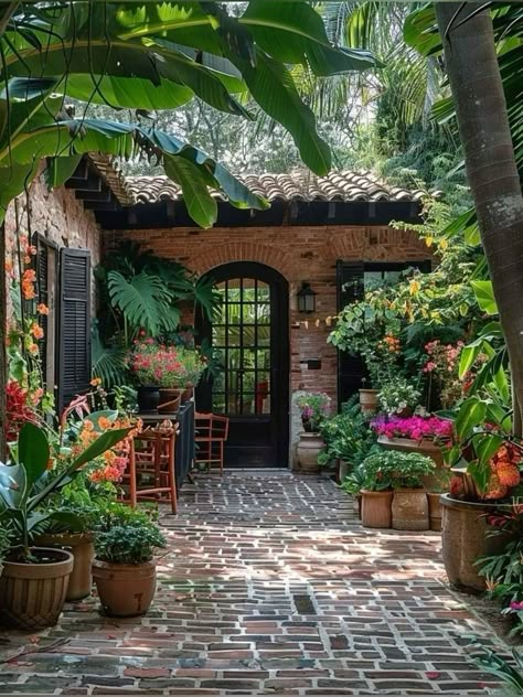 Accent Wall Trends, Mexican Courtyard, Mexican Style Homes, Cottage Core Home Decor, Cottage Core Home, Wall Trends, Wallpapers Home, Courtyard Landscaping, Hacienda Style Homes