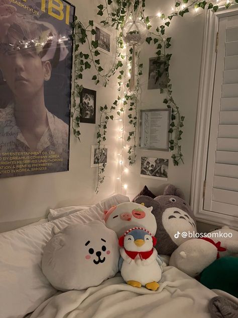 Nerdy Bedroom Aesthetic, Nerdy Bedroom, Bedrooms Inspiration, Pinterest Room, Kpop Room, Coquette Room, Pinterest Room Decor, Bedroom Aesthetic