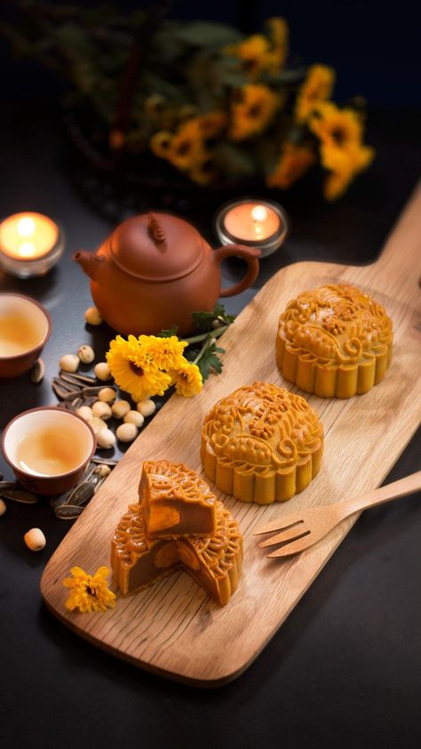 Moon Cake Photoshoot, Mooncake Photoshoot, Mooncake Aesthetic, Mooncake Photography, Mooncake Poster, Mooncake Photography Styling, Japanese Food Names, Chinese Moon Cake, Mid Autumn Moon Festival