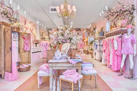 3 New Nashville Retail Spots to Check Out! Boutique Inspiration Interiors, Preppy Stores, Nashville Decor, Preppy Boutique, Vintage Store Ideas, Clothing Boutique Interior, Restaurants For Birthdays, Boutique Aesthetic, Country Victorian