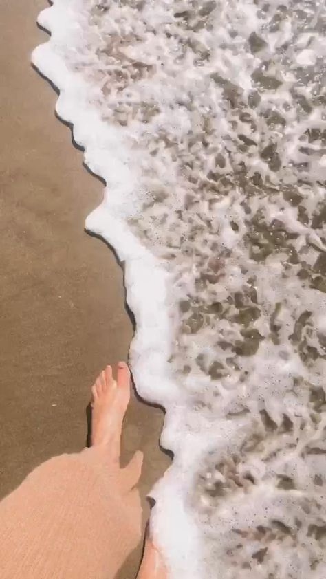 Sparkly sea 🌊 ✨ [Video] | Beach pictures, Ocean photography, Beautiful photography nature Beach Video Ideas, Summer Videos, Beach Story, Summer Beach Pictures, Sea Video, Beach Walking, Beach Sunset Wallpaper, Beach Video, Beach At Night