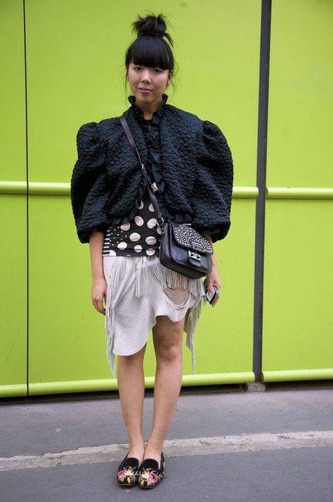 Outfits Rockstar, Wall Street Fashion, Susie Lau, Susie Bubble, Floral Slippers, Anti Fashion, Style Bubble, Miu Miu Bag, Textured Jacket