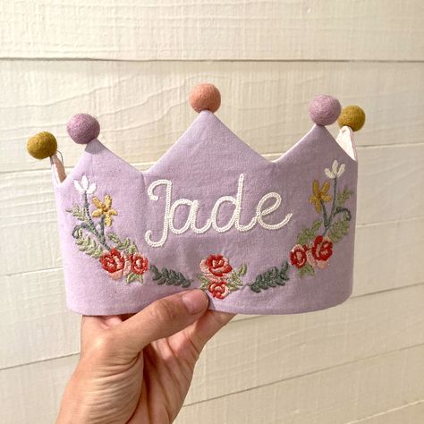 #linencrown #pompomcrown #birthdaycrown #summerbirthday #rosecrown Embroidered Birthday Crown, Felt Birthday Crown Diy, Birthday Crown Diy, Waldorf Crown, Felt Birthday Crown, Diy Birthday Crown, Sewn Toys, Crown Diy, First Birthday Crown