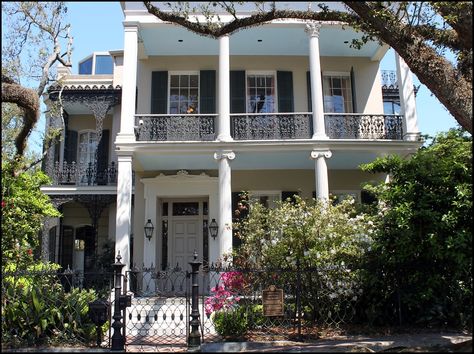 1239 First Street former home of Anne Rice, also appeared in her Mayfair Witches books The Witching Hour Anne Rice, Acme Oyster House New Orleans, New Orleans Row Houses, Elms Mansion New Orleans, Mayfair House, Anne Rice Mayfair Witches, Witches House, Anne Rice, Garden District