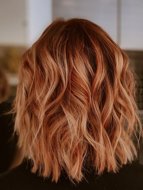 Cowboy Copper Balayage Short Hair, Ginger Hair 2023, Copper Hair With Highlights Blonde, Ginger With Balayage, Fall Copper Blonde Hair Color, Red Blonde Balayage Hair, Cowgirl Copper Hair With Blonde Highlights, Natural Red Hair Dye Ideas, Cooper Hair With Highlights Colour