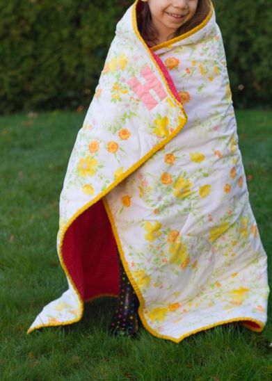 whole cloth quilt from a vintage sheet Quilts Made From Vintage Tablecloths, Baby Quilt From Receiving Blankets, Baby Quilt From Wedding Dress, Quilts Using Vintage Embroidered Linens, Flannel Whole Cloth Quilt, Vintage Pillow Cases, Whole Cloth Quilts, Quilts Decor, Quick Quilt