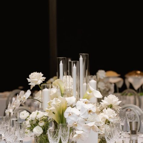 Wedding Centrepiece Vase, Modern Elegant Centerpieces, Modern Wedding Tablescape, Sydney Fireworks, Wedding Table Deco, White Table Setting, Modern Wedding Centerpieces, Table Florals, White Floral Centerpieces